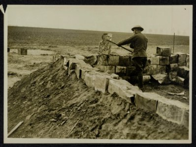 An ingenious Tommy utilizes biscuit tins to build a shelter, Bestanddeelnr 158-0997