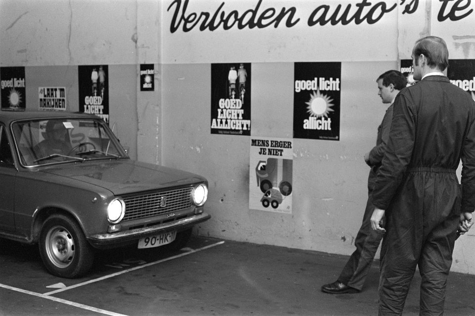 Amsterdamse verkeerpolitie controleert gratis autoverlichting, Bestanddeelnr 929-4267