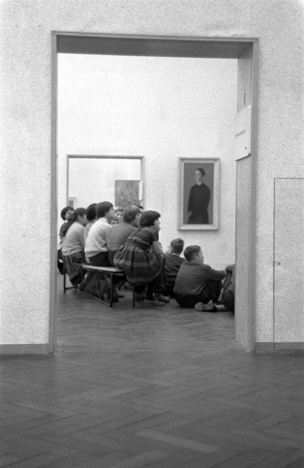 Amsterdamse Vondelschool naar de wekelijkse museumles in het Stedelijk Museum, Bestanddeelnr 910-9348