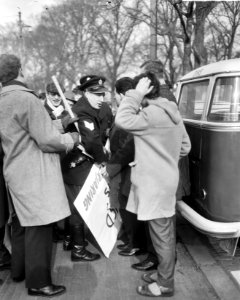 Amsterdamse studenten en jongerenorganisaties petitie in Den Haag aangeboden, de, Bestanddeelnr 917-4954