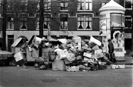 Amsterdamse Stadsreiniging staakt nog steeds. Opgestapeld huisvuil rond containe, Bestanddeelnr 932-0355