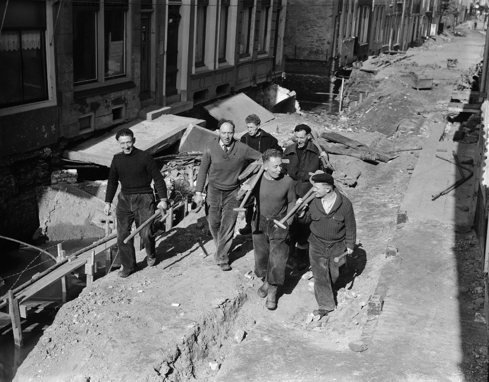 Amsterdamse straatmakers helpen bij het herstellen van de schade van de watersno, Bestanddeelnr 905-6117