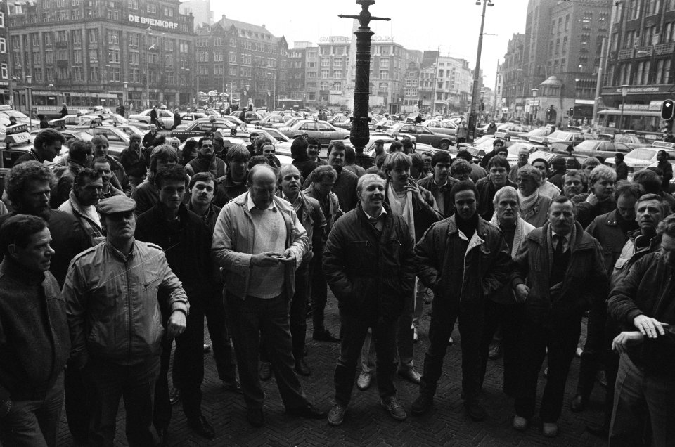 Amsterdamse taxichauffeurs demonstratief bijeen op de Dam in verband met nieuw r, Bestanddeelnr 933-5505