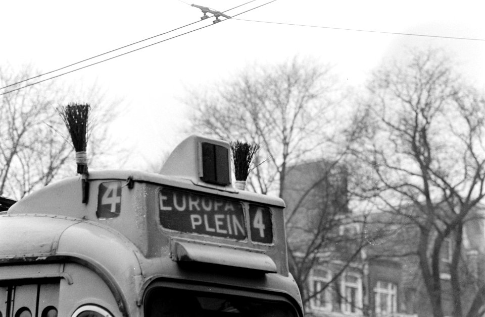 Amsterdamse trams voeren 2 bezems in verband met reinigingsaktie Mottatnou, Bestanddeelnr 923-3502