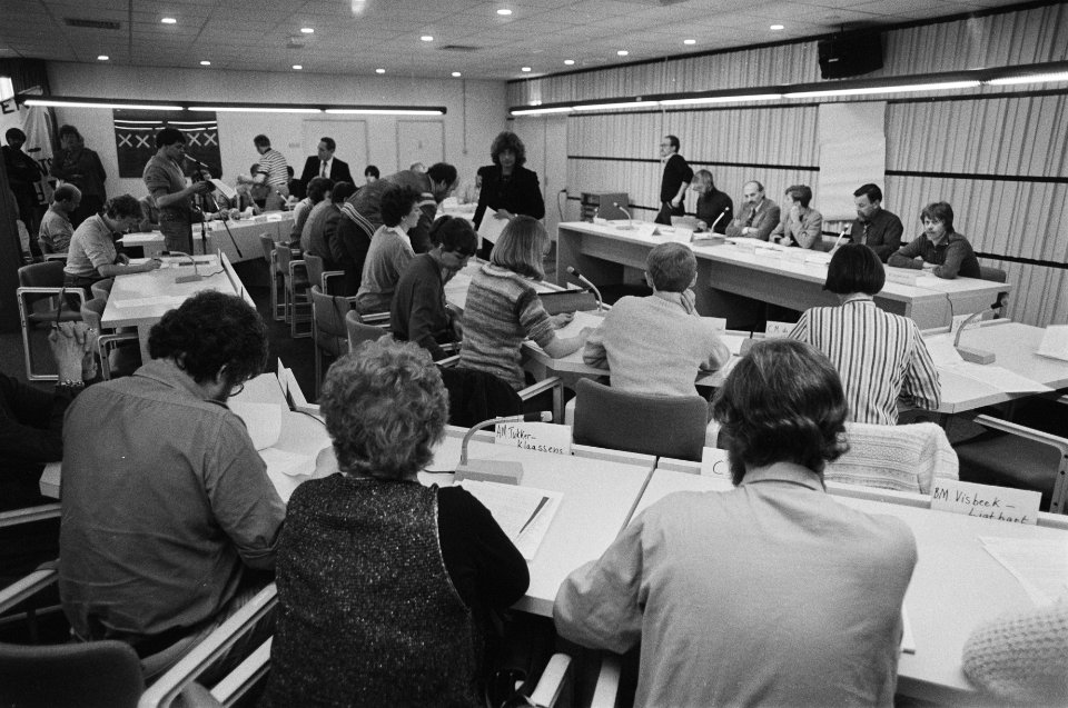 Amsterdamse stadsdeelraadnoord-vergadering ex-bezetters van deelraadgebouw in No, Bestanddeelnr 932-1272