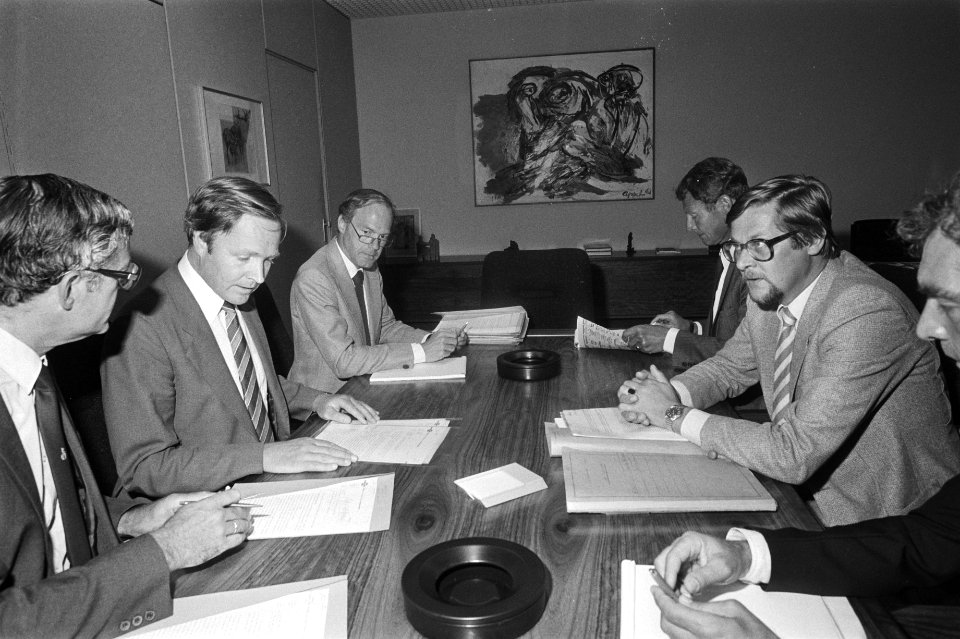 Amsterdamse wethouder Heerma (r) spreekt met minister Terlouw (l) over sluiting , Bestanddeelnr 932-2852