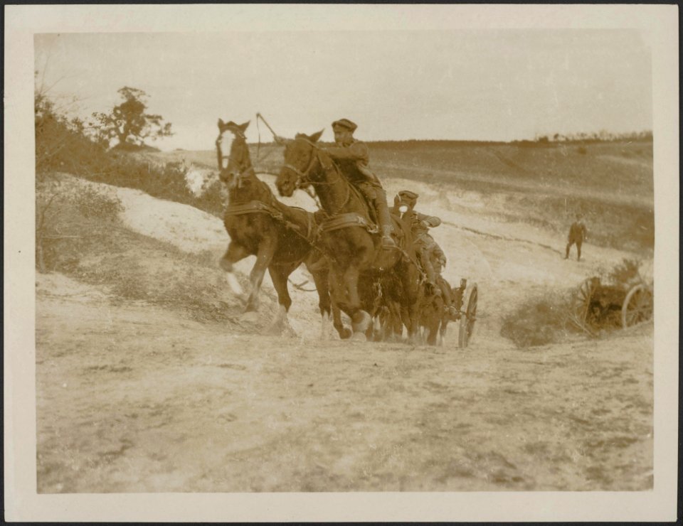 An artillery team taking the bank, Bestanddeelnr 158-2475