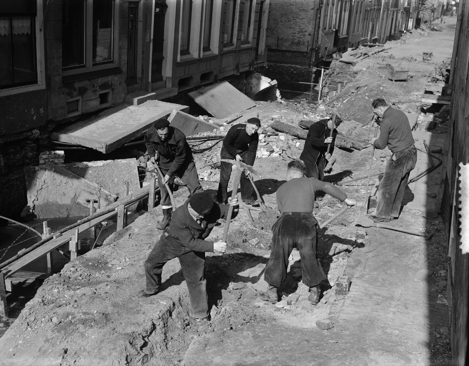 Amsterdamse straatmakers helpen bij het herstellen van de schade van de watersno, Bestanddeelnr 905-6115
