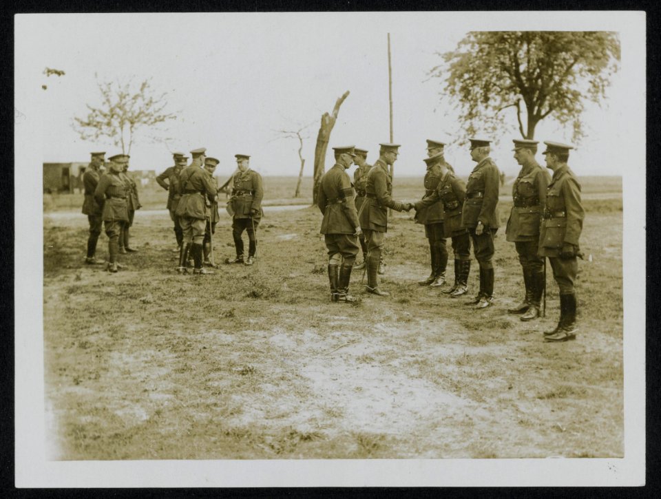 An army Commander introduces his staff to the King of the Belgians, Bestanddeelnr 158-0270