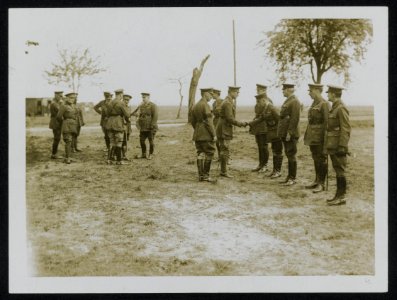An army Commander introduces his staff to the King of the Belgians, Bestanddeelnr 158-0270
