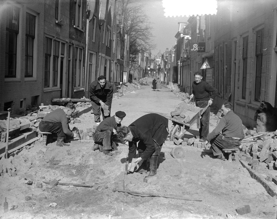 Amsterdamse straatmakers helpen bij het herstellen van de schade van de watersno, Bestanddeelnr 905-6116