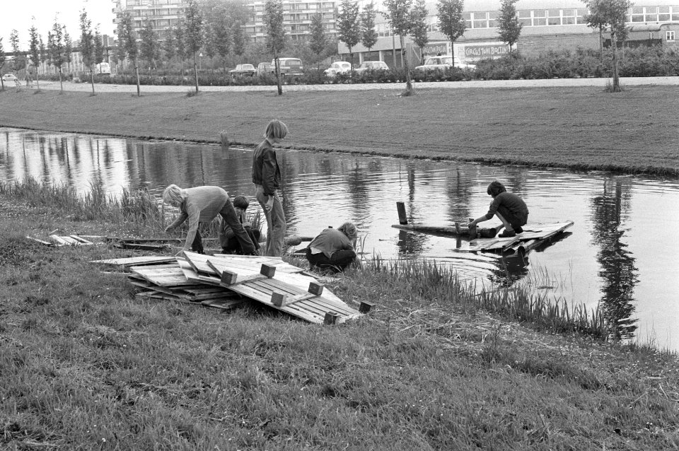 Amsterdamse schooljeugd bouwt vlotten in Osdorp, Bestanddeelnr 925-7139