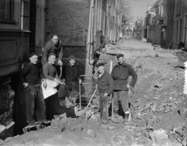 Amsterdamse straatmakers helpen bij het herstellen van de schade van de watersno, Bestanddeelnr 905-6118