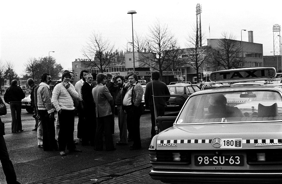 Amsterdamse taxis vanaf Stadionplein naar Den Haag voor demonstratie tegen nieuw, Bestanddeelnr 929-9650