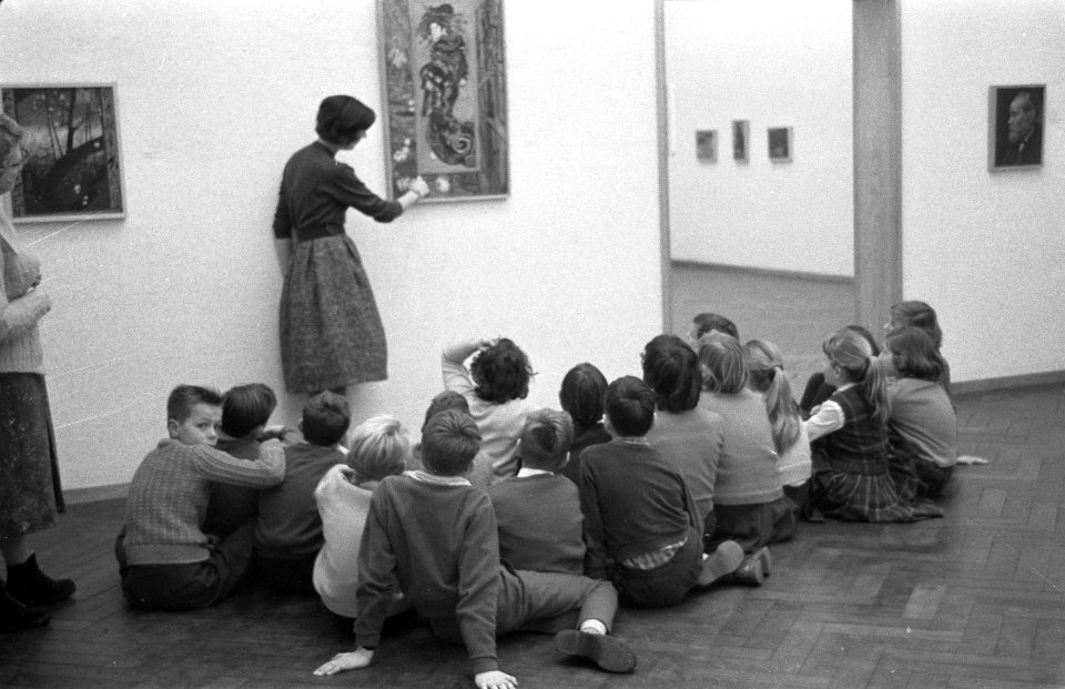 Amsterdamse Vondelschool naar de wekelijkse museumles in het Stedelijk Museum, Bestanddeelnr 910-9349