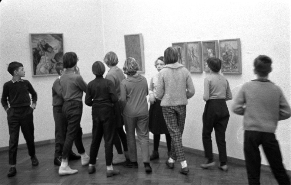 Amsterdamse Vondelschool naar de wekelijkse museumles in het Stedelijk Museum, Bestanddeelnr 910-9350