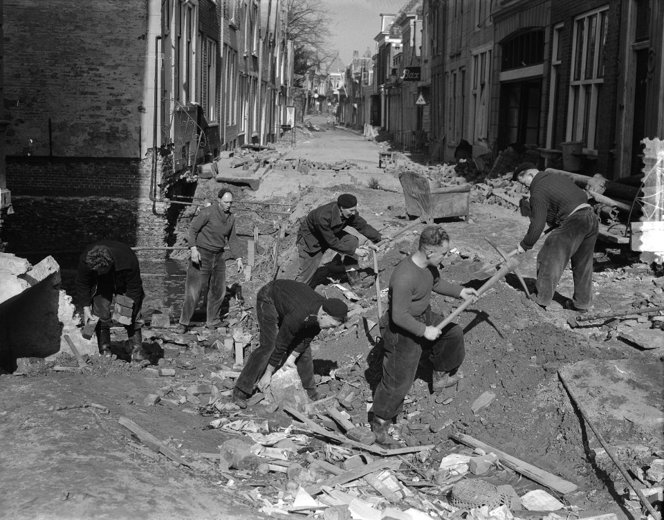 Amsterdamse straatmakers helpen bij het herstellen van de schade van de watersno, Bestanddeelnr 905-6114