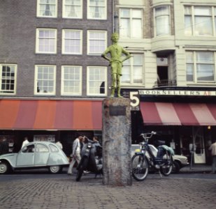 Amsterdamse stadsgezichten Lieverdje op Spui, Bestanddeelnr 254-8668