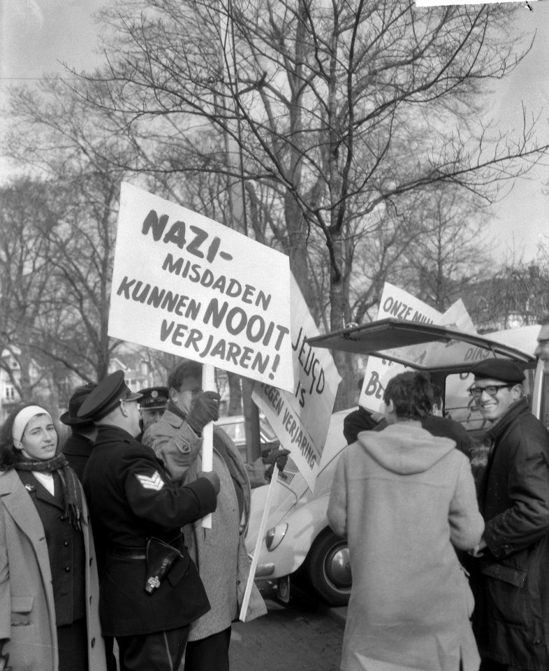 Amsterdamse studenten en jongerenorganisaties petitie in Den Haag aangeboden, de, Bestanddeelnr 917-4953