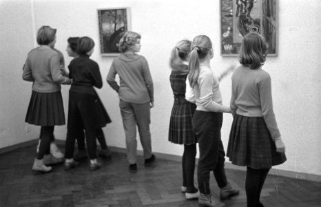 Amsterdamse Vondelschool naar de wekelijkse museumles in het Stedelijk Museum, Bestanddeelnr 910-9351