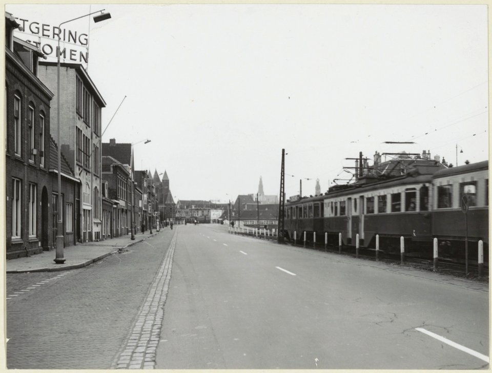 Amsterdamsevaart nabij de Poortstraat, ziende naar het westen. Rechts de Boedapester tram, links achter de Amsterdamse Poort. NL-HlmNHA 54004362