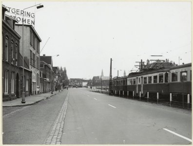 Amsterdamsevaart nabij de Poortstraat, ziende naar het westen. Rechts de Boedapester tram, links achter de Amsterdamse Poort. NL-HlmNHA 54004362
