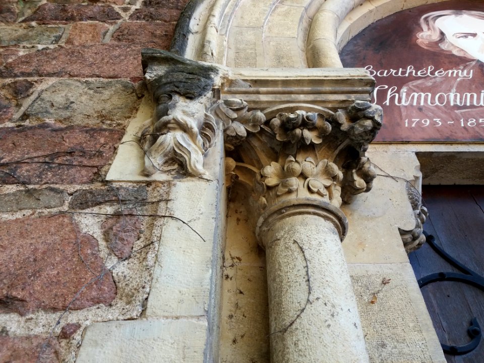 Amplepuis - Ancienne chapelle de l'hôpital - Sculpture et chapiteau à gauche de la grande porte