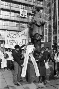 Amtenaren leggen een krans bij het beeld van Wibaut, Bestanddeelnr 932-7590