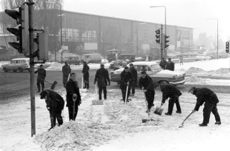 Amsterdamse stratenmakers opgeroepen om te helpen met sneeuwruimen in Zuid, Bestanddeelnr 914-8124
