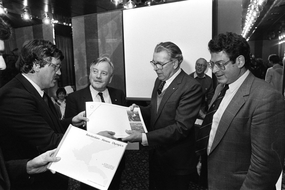 Amsterdam en Rotterdam kandidaat Olympische Spelen 1992 bij Ned. Olympisch Comit, Bestanddeelnr 932-8878