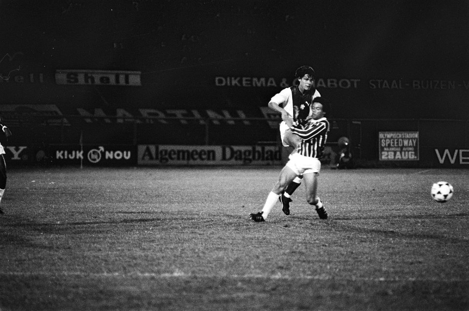 Amsterdam 703 voetbaltoernooi Ajax tegen Fluminense, Arnesen schiet op doel, Bestanddeelnr 929-8626