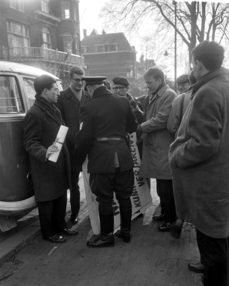 Amsterdamse studenten en jongerenorganisaties petitie in Den Haag aangeboden, de, Bestanddeelnr 917-4955