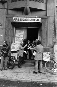 Amsterdamse Werklozen Comite demonstreert bij Arbeidsbureau in Amsterdam de dem, Bestanddeelnr 927-5796