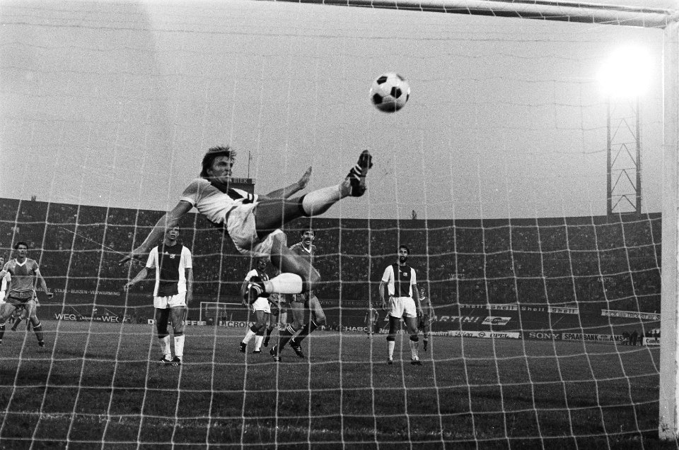 Amsterdam 702 voetbaltoernooi finale AZ67 tegen Ajax 4- Ruud Krol probeert verg, Bestanddeelnr 929-2977