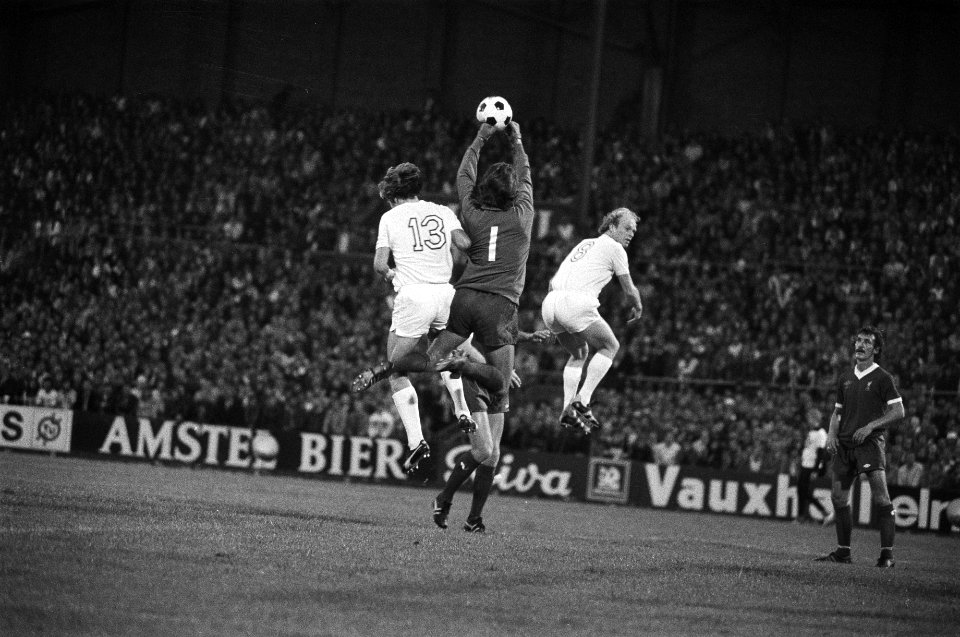 Amsterdam 702 voetbaltoernooi Ajax tegen Liverpool, Geels springt mee met doelm, Bestanddeelnr 929-2965