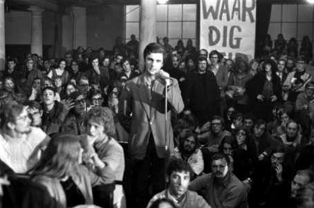 Amsterdamse studenten staken als demonstratie tegen de nora Veringa. Vergadering, Bestanddeelnr 922-9376