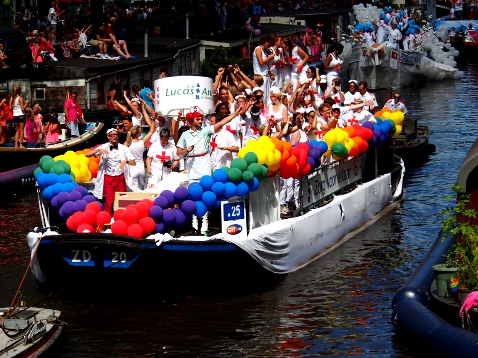 Amsterdam Gay Pride 2013 boat no25 Andreas ziekenhuis OLVG ziekenhuis zorgverzekeraars pic5