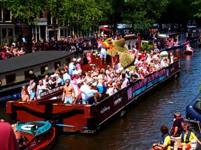 Amsterdam Gay Pride 2013 boat no31 Hug me boat pic3