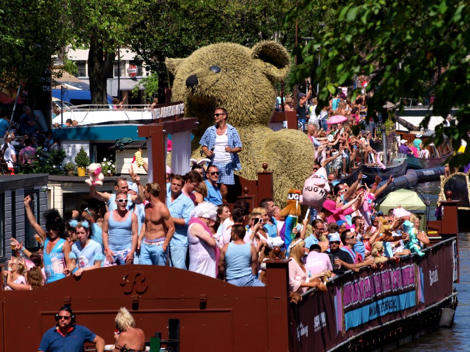 Amsterdam Gay Pride 2013 boat no31 Hug me boat pic1