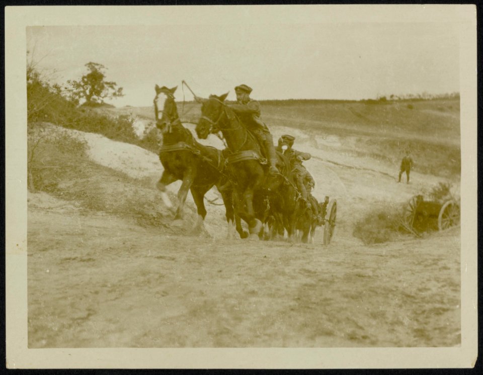 An artillery team taking the bank, Bestanddeelnr 158-0118