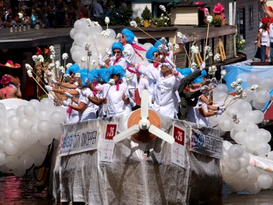 Amsterdam Gay Pride 2013 boat no26 GGD City Swopper pic1
