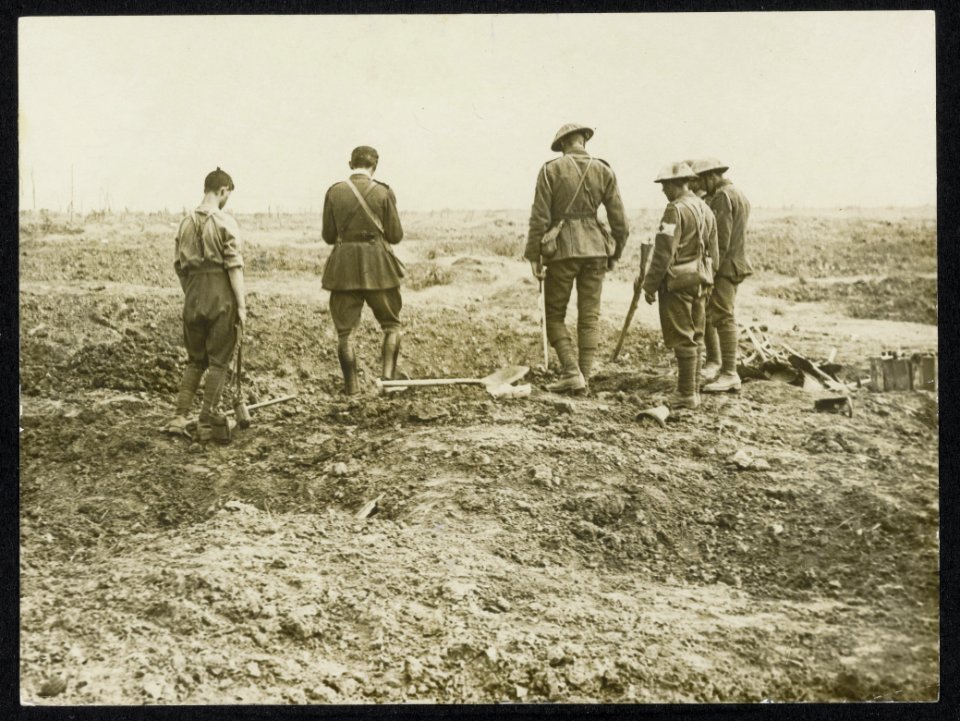 An Army Chaplain conducts a burial service quite near the trenches, Bestanddeelnr 158-1019