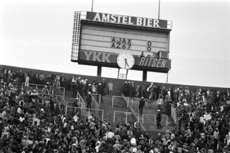 Amsterdam 702 voetbaltoernooi finale AZ67 tegen Ajax 4- politie op tribune, Bestanddeelnr 929-2979