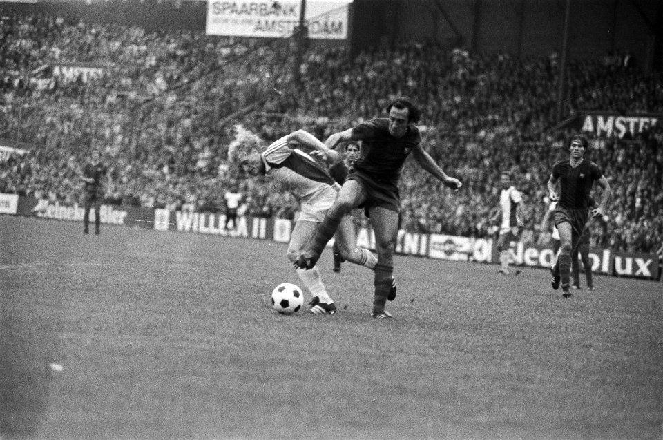 Amsterdam 702 voetbaltoernooi AZ67 tegen Barcelona, Asassi zet Kees Kist van de, Bestanddeelnr 929-2963
