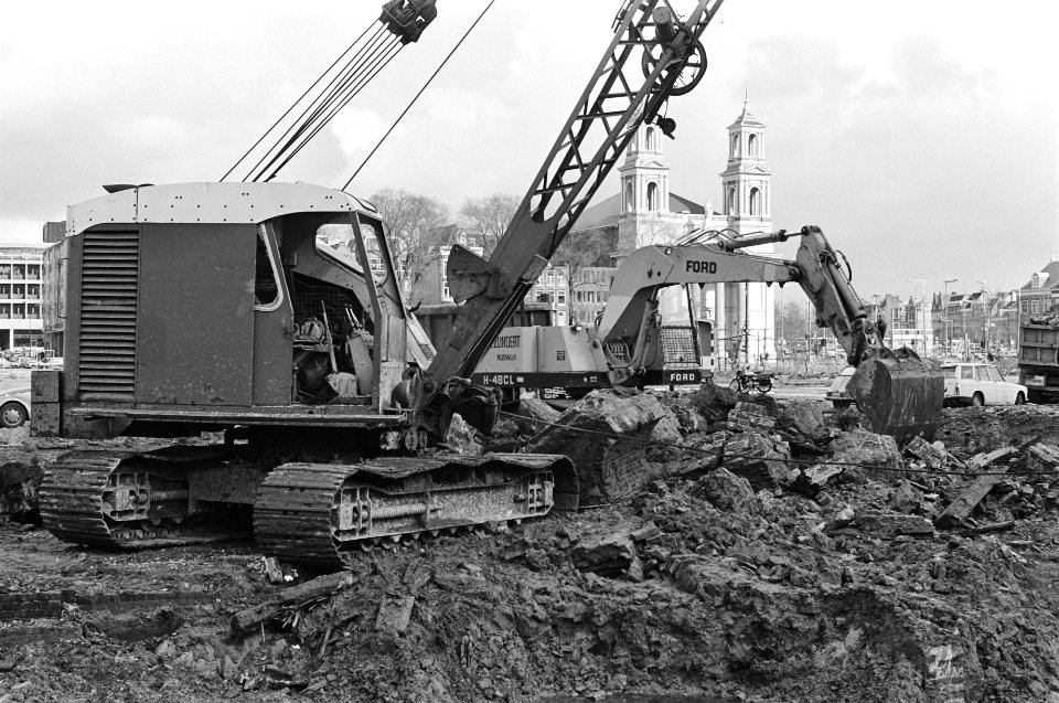 Amsterdamse Waterlooplein wordt momenteel bouwklaar gemaakt werkzaamheden Waterlooplein, links hijskraan door onbekenden onklaar gemaakt, 16 maart 1981, Bestanddeelnr 931-3768
