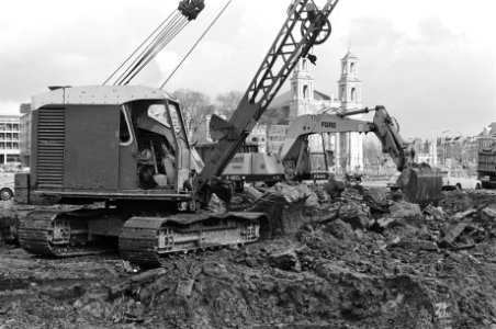 Amsterdamse Waterlooplein wordt momenteel bouwklaar gemaakt werkzaamheden Waterlooplein, links hijskraan door onbekenden onklaar gemaakt, 16 maart 1981, Bestanddeelnr 931-3768