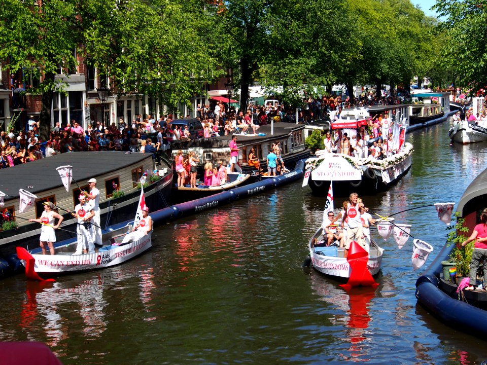 Amsterdam Gay Pride 2013 boat no28 Aids Fonds pic4