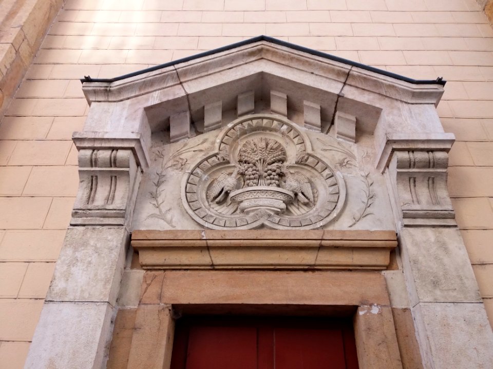Amplepuis - Église Saint Pothin - Haut de porte (façade, à droite)