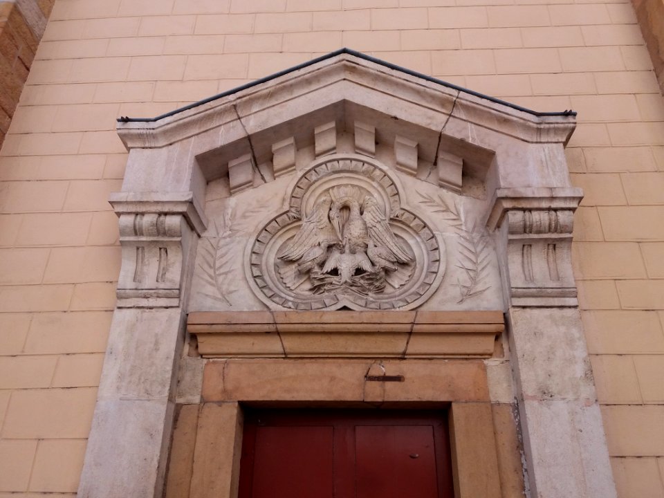 Amplepuis - Église Saint Pothin - Haut de porte (façade, à gauche)