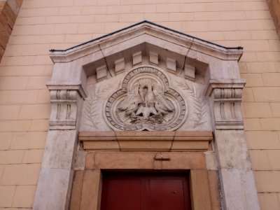 Amplepuis - Église Saint Pothin - Haut de porte (façade, à gauche)